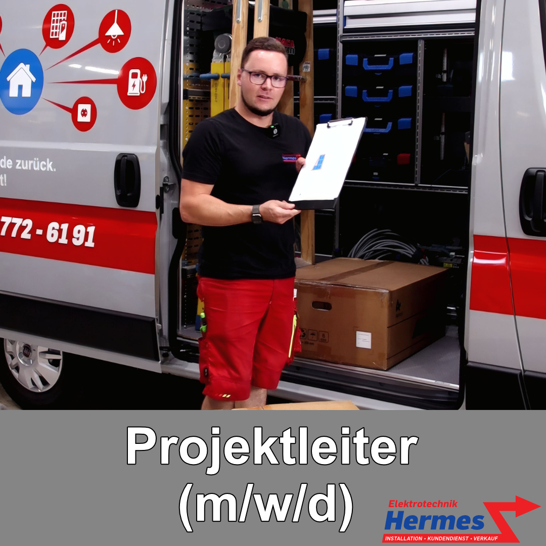 Stellenanzeige Projektleiter Bild zu einer Stellenanzeige "Projektleiter (m/w/d)", dort ist eine Person zu sehen, die vor einem Transporter ein Klemmbret mit Unterlagen festhält und in die Kamera schaut.